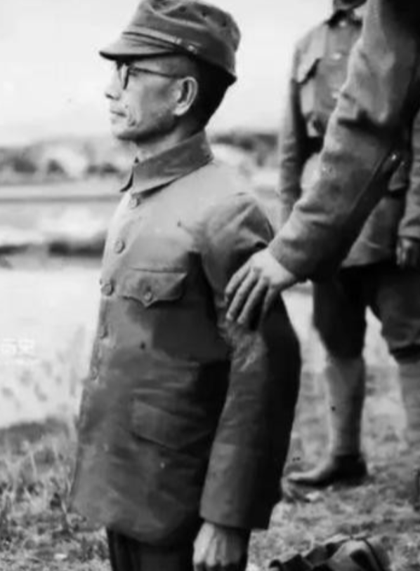 1947年，一个日军中将被执行枪决，行刑的战士朝他开了三枪，他没死，监刑军官示意