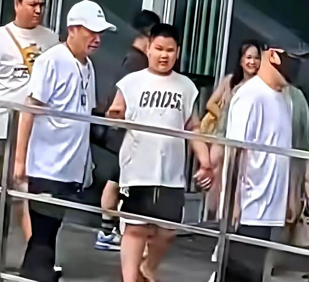郭汾阳废了！
最近有媒体拍到郭德纲一家落地上海机场，王惠、郭汾阳全部都被拍到。其