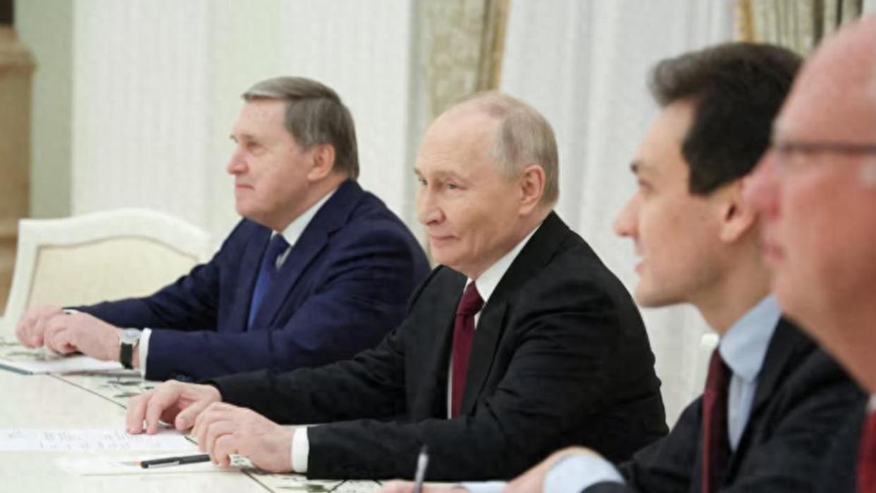 普京会见特朗普特使和女婿，美用乌克兰换利益，给乌十年安全保障