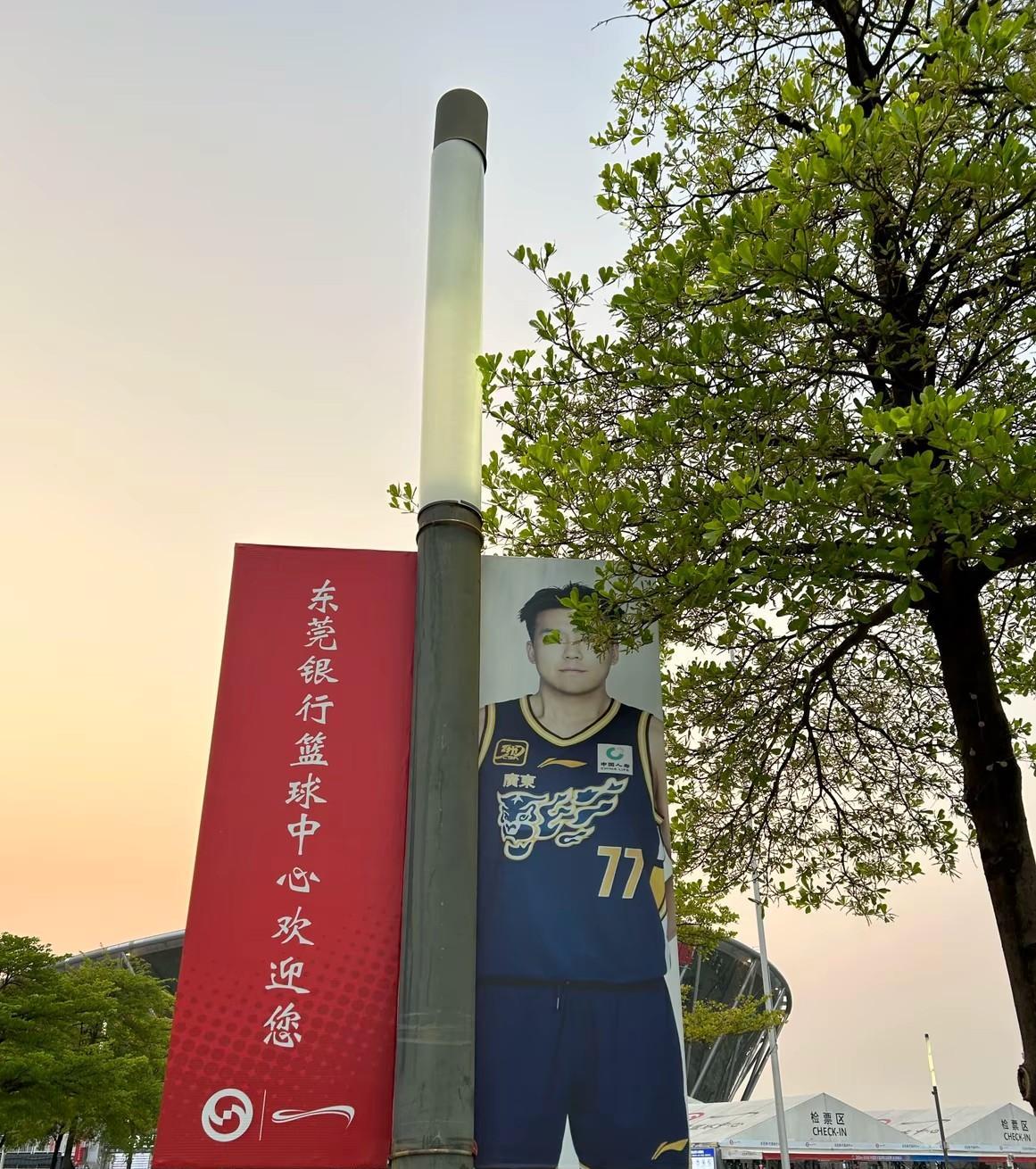 黄荣奇签约同曦队，这一路来很不易，因为大家以为他新赛季将无球可打，上个赛季是广东