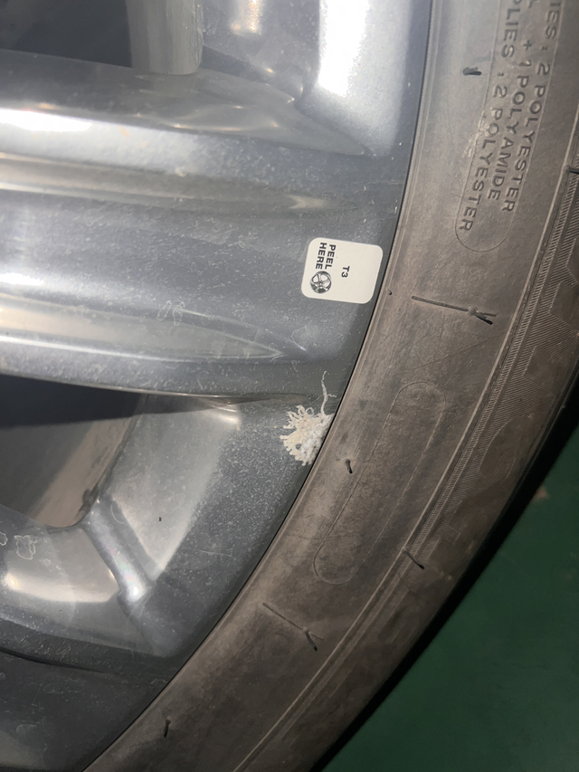 钛金款轮毂镀铬面得了牛皮癣！！
探险者钛金轮毂氧化腐蚀对比，生产工艺如此堪忧，每