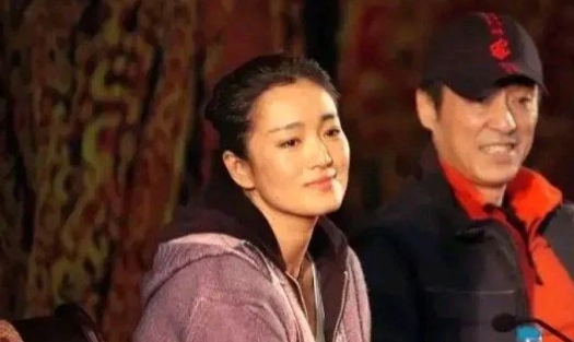 当年，张艺谋花费800元购买了《红高粱》的版权，然后找了一些会种高粱的老农民，大