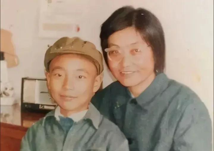 70年代，康辉与妈妈在一起，温暖又温馨，合影留念，永恒的回忆！