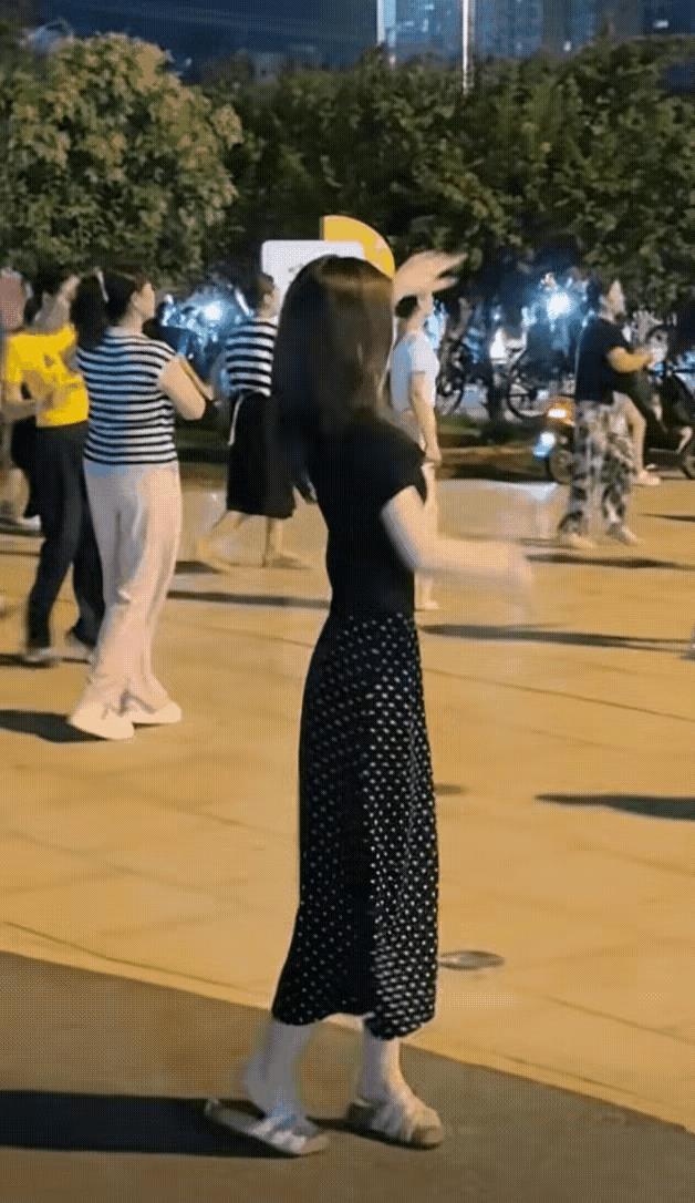 广场舞如果都这么跳，谁还会举报你，这样跳最起码不扰民！
吃完饭和老婆去散步，路过