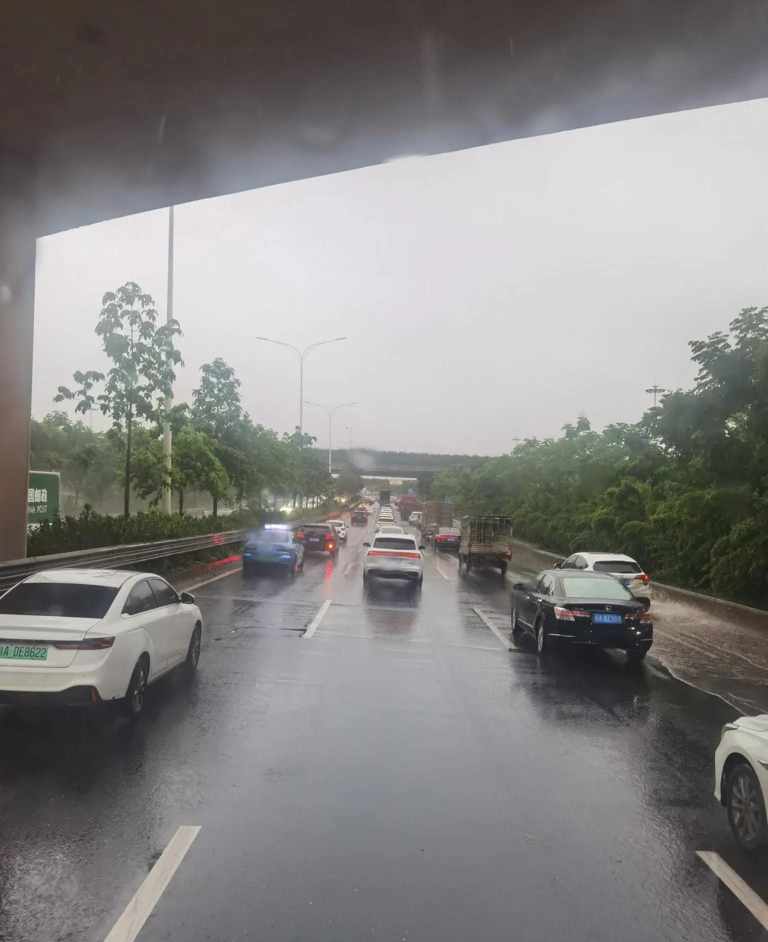 南宁那安快速路，逢节必堵，逢事故必堵。  



这并非危言耸听，而是无数南宁市