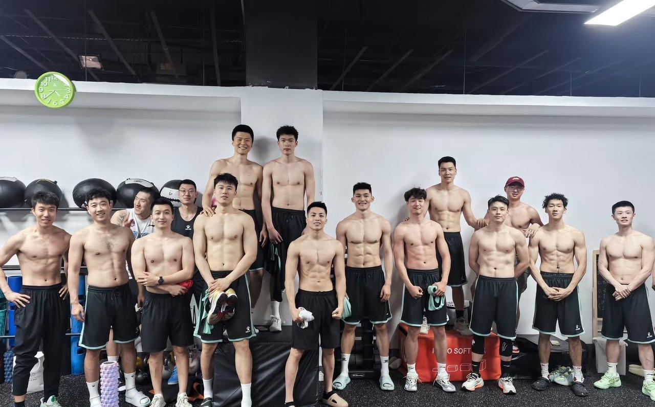 山东男篮队员健身房集体合影展现完美肌肉线条！
近日，入选新一期国家男篮的广州龙狮