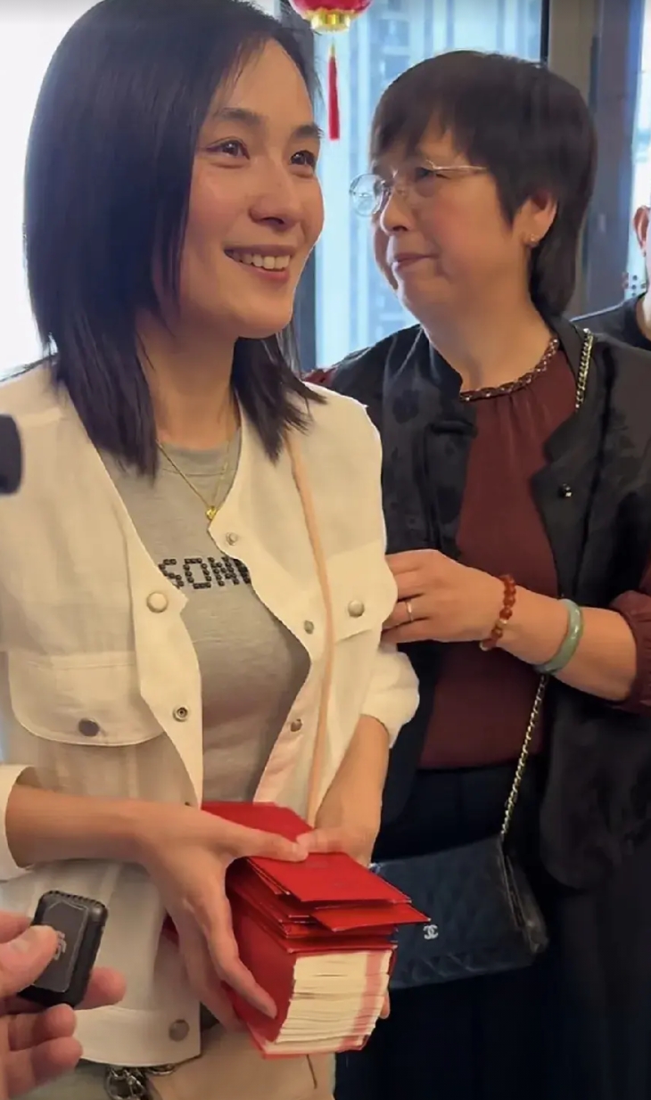 这是认亲场面里最豪气的，也是第一次有养家人陪同的认亲！

认亲当事人陈女士，原是