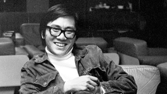 曾与李小龙打架，恋上林燕妮闹离婚，最后娶了助理，他的歌却火了几十年