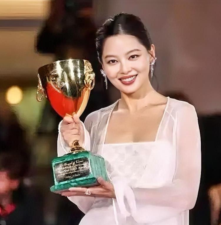 获个国际大奖，竟有人说她有野心，还以为是啥呢，原来，早在18年，她在自己的网页上