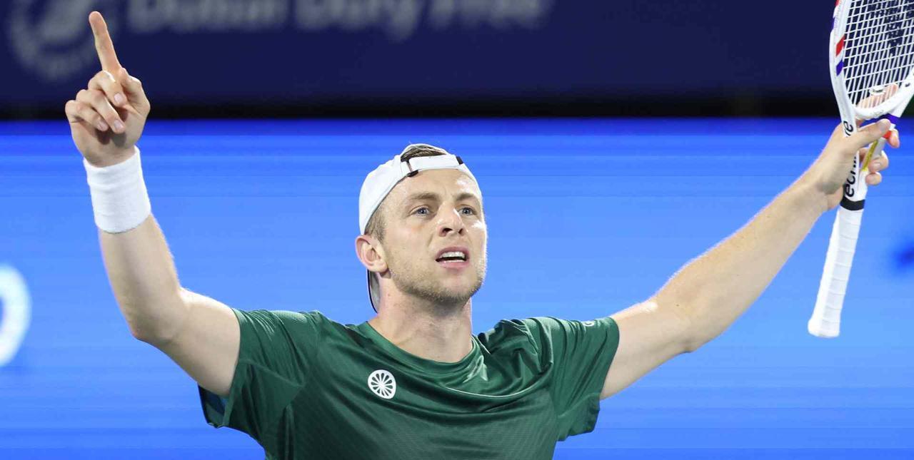 ATP500迪拜站1/4决赛，荷兰选手格里克斯普尔次盘化解四个赛点，以2-6/7