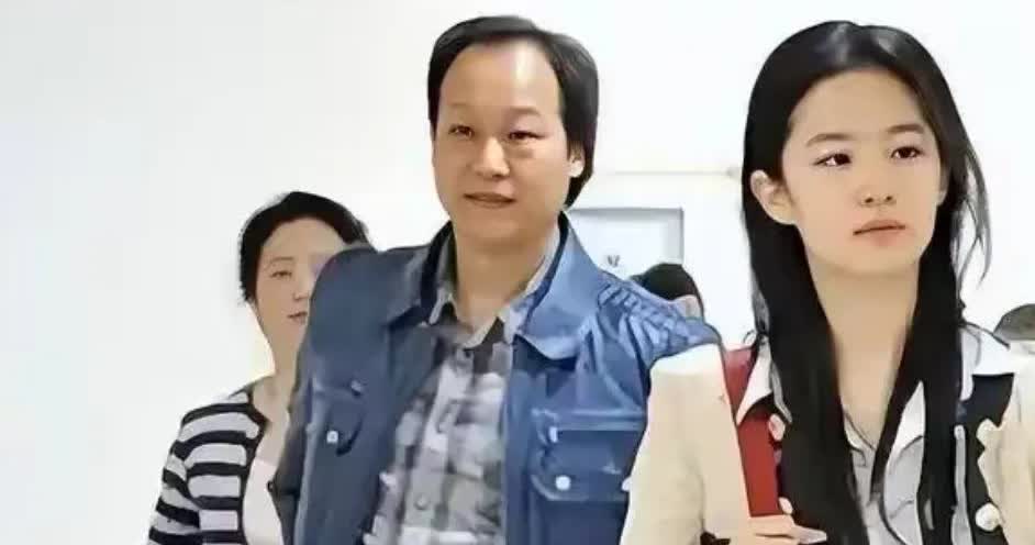 刘亦菲的父母是他们夫妻俩！难怪刘亦菲这么漂亮