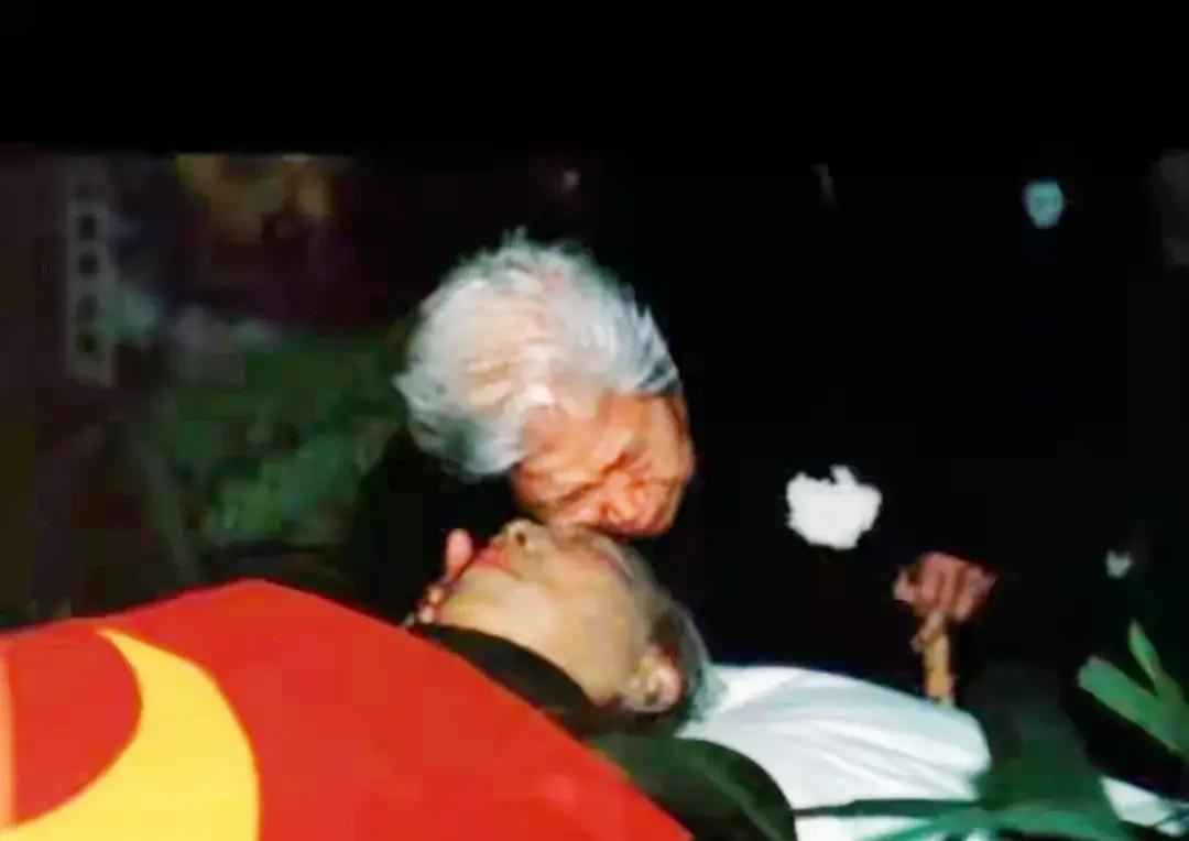 2004年2月22日，杨成武将军遗体告别仪式在八宝山革命公墓举行，图为84岁的赵
