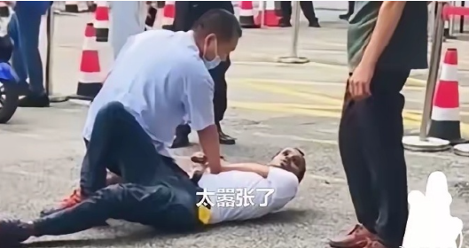 黑人留学生打车不给钱。
然而的哥不是大学校长，更不是巴西牛排。
直接把非洲佬打翻