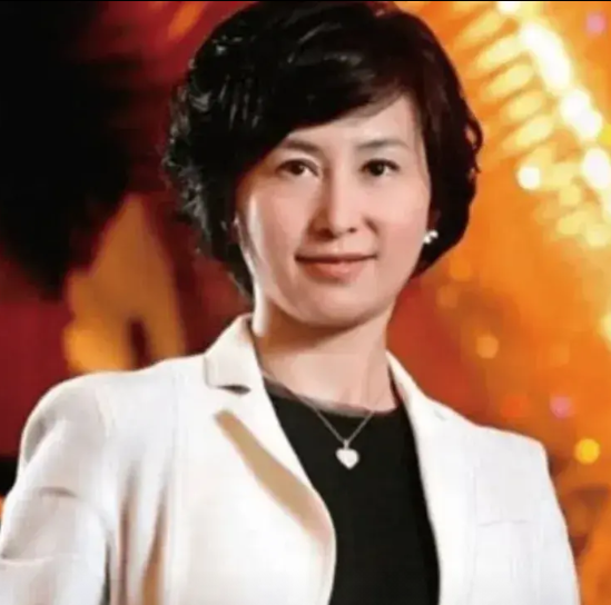 一次，记者问何超琼:“当年，你和许晋亨结婚9年不生孩子，是因为心中割舍不了对陈百