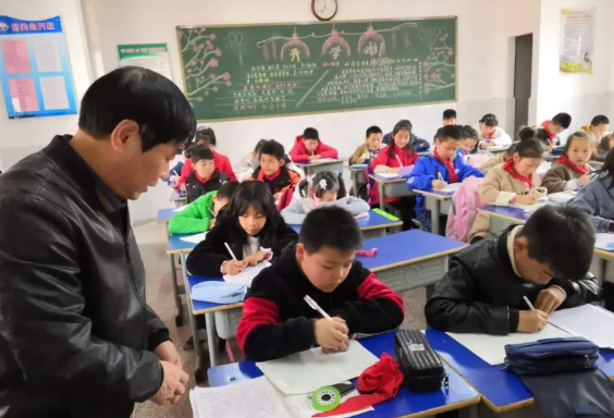 课后延时服务是因孩子而设，却并不是为了孩子的健康发展而设。课后延时服务纯粹是为了