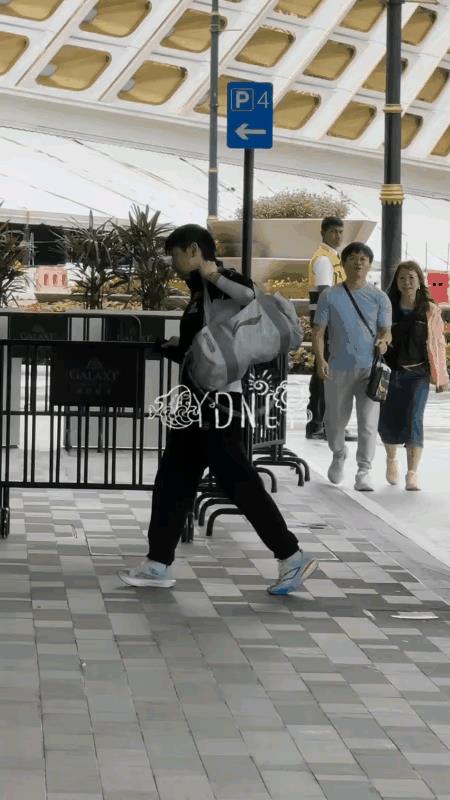 莎莎和她哥前后脚回酒店！
不同的是，
莎莎看起来形单影只，
整个人也单薄了不少，