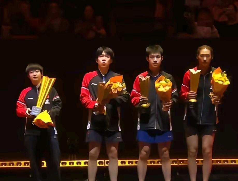 三个高个子一起穿短裤没告诉我们小莎，我们小莎穿着长裤，长袖一个站在那里可可爱爱的