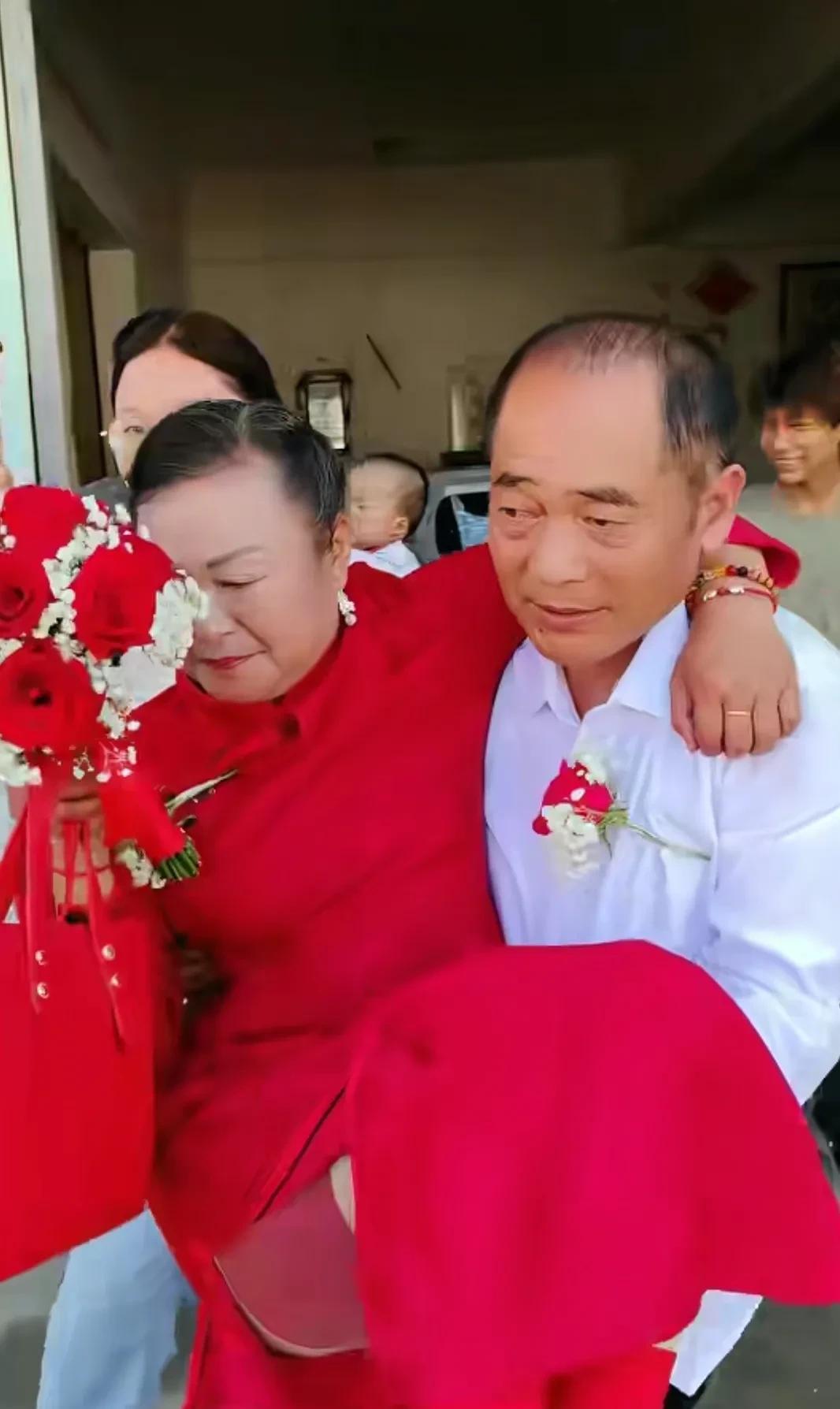 奇怪现象年轻不愿意结婚、老年人却不甘寂寞急于奔赴第二舂，瞧这二位6～70的人了结