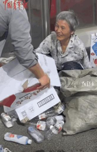 看哭了！山东枣庄，大学开毕业典礼，独臂拾荒老人想进去却被安保拦住。正当老人黯然转