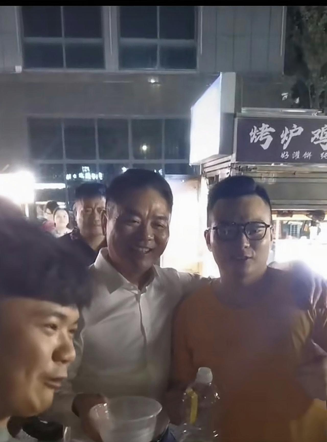“强哥”深夜与家乡的年轻人在街头用塑料碗喝大酒，说明了三个问题：
1、在万亿元级