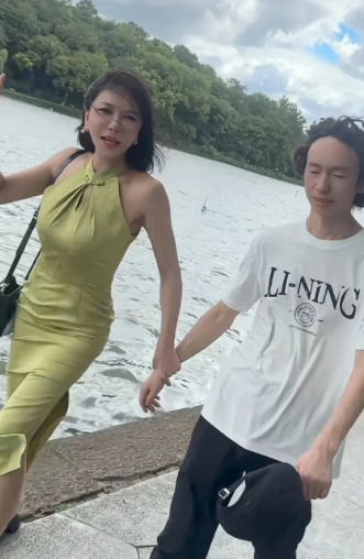 龚玥菲很主动。
作为老处男的庞麦郎，
面对熟女，心还是放不开。
每次龚玥菲在自己