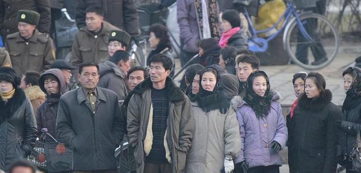 朝鲜那些要命的规





你以为出门旅游就是吃吃喝喝拍拍照？在有些地方，一步走