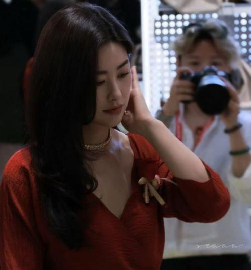 朱珠不愧为“内娱苏妲己”，既可爱，又妩媚！
某活动现场，朱珠身穿一件红色低胸连衣