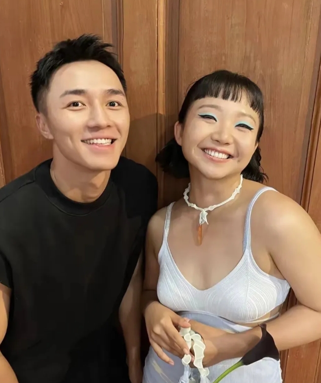辣目洋子的演艺之路满是亮点，却因一个名字引发争议。她从默默无闻到如今小有名气，一