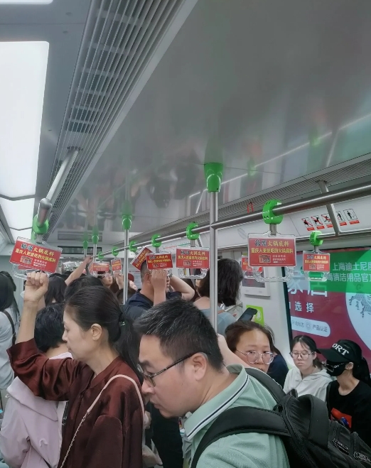 南京地铁工作人员已经疯了！

苜蓿园地铁站因为挨着钟山风景区，人太多了，安检通道