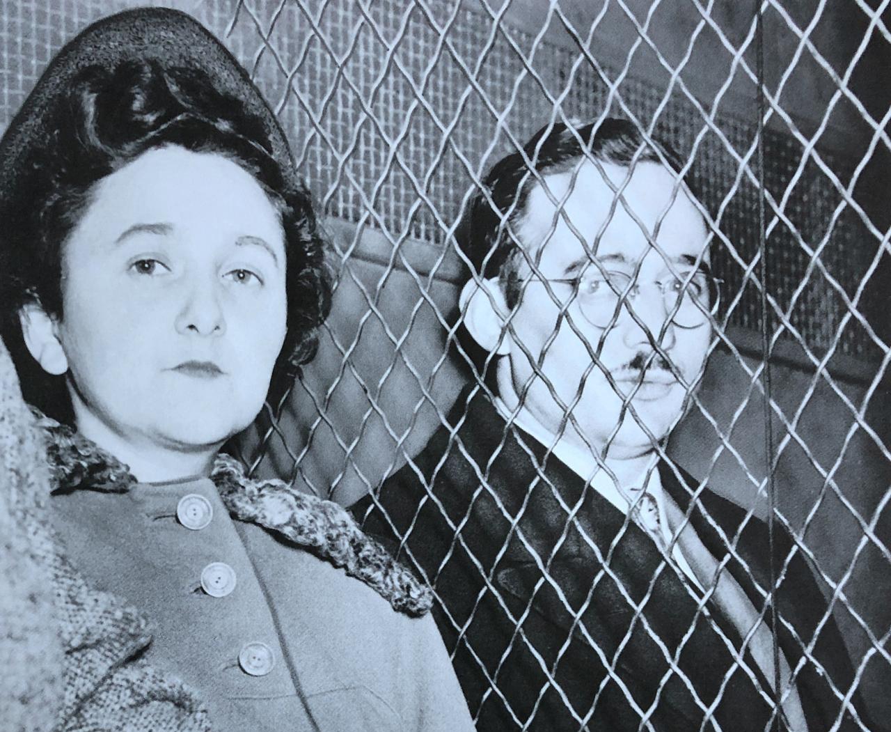 1953年6月19日美国物理学家Rosenbergs罗森博格夫妇以间谍罪被判处死