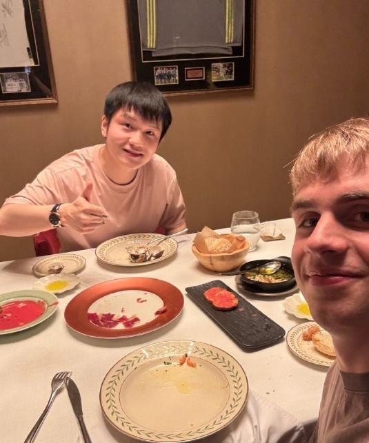 瑞典乒乓球运动员莫雷加德，晒与樊振东聚餐自拍照！两人都咧嘴笑着，樊振东正伸出大拇