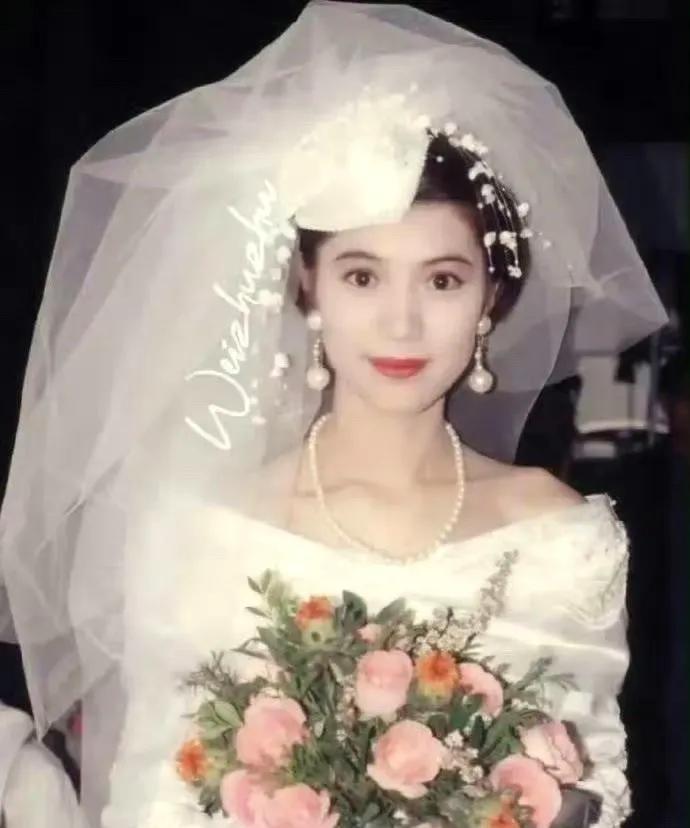 袁咏仪20年前的婚纱照，如今看来依旧美得令人心动，那份优雅与纯粹仿佛穿越时光，依
