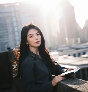 涛姐的故事感五官与诗意主题绝配！中式韵味碰撞时尚高级感，每一帧都是艺术品