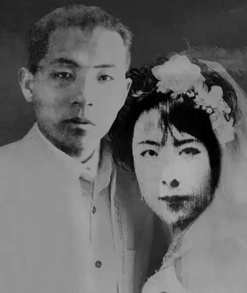 张学良公墓一跪，念前妻泪如雨，情深似海憾难补
