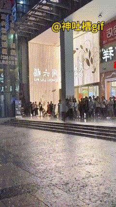 大庭广众之下，这舞蹈水平绝了：广场外面下着大雨，男人脱掉上衣，一个非常帅气的滑行