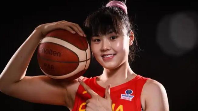 就在今天！中国女篮球员李月汝突然宣布退出，来看看媒体怎么说！