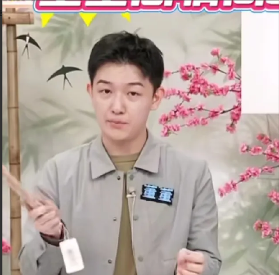 强将手下无弱兵
面对黑子
董董越来越像他哥了
董董上播有黑子说:就不喜欢你，进来