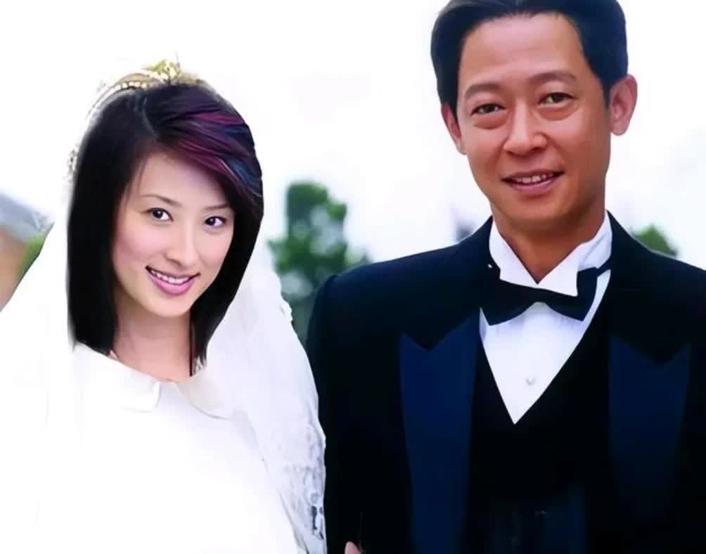 2008年，42岁情圣王志文迎娶34岁亿万富婆，13年后成这样。