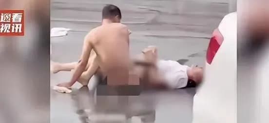 辣眼睛！中年夫妻当街吵架，谁知道女方直接就将自己的裤子全部都脱掉，张开双腿躺倒在