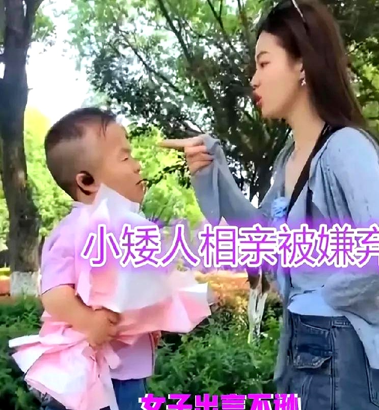 在这个浮夸的时代，人与人之间的关系似乎被物质屏障所隔绝，每一次相遇都充满了计算与