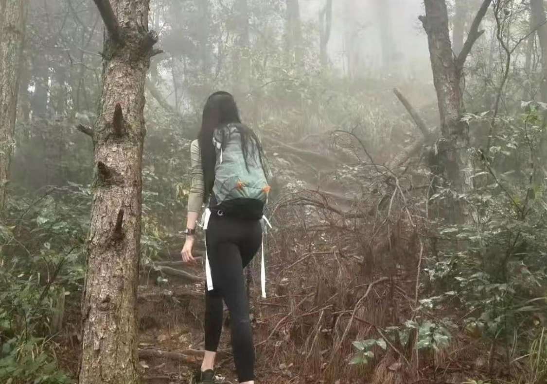 下雨天，和女领导一起爬山需要注意什么？