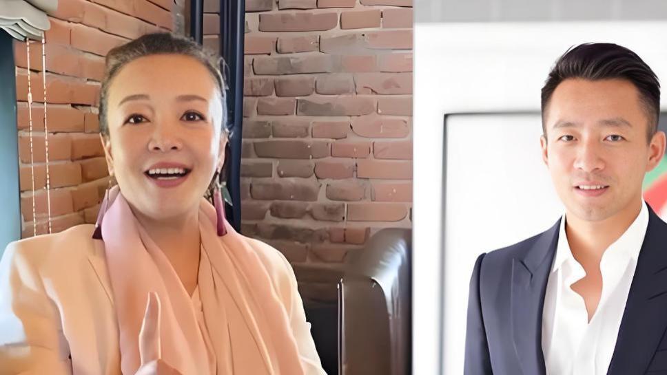 小井带张兰过三八节，张兰紧抱小井后腰，坐摩托车后座比耶