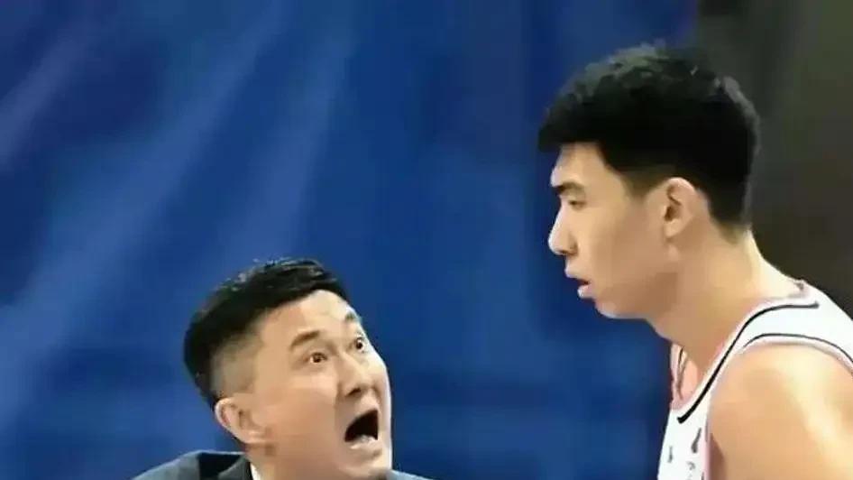 昨晚广东全运男篮与巴西男篮进行的国际团结杯比赛中，广东男篮中锋徐昕与主教练杜锋因