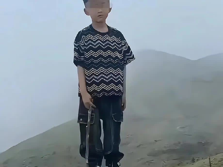 福建莆田8岁的小男孩终于找到了，这掉的有多刁钻啊，一个活生生的人硬是50天才找到