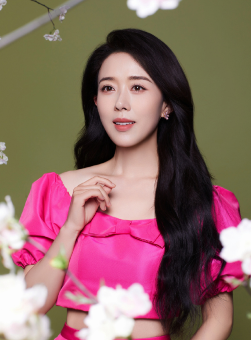 颜丹晨的生日美照，这一组照片真的很适合春天！
