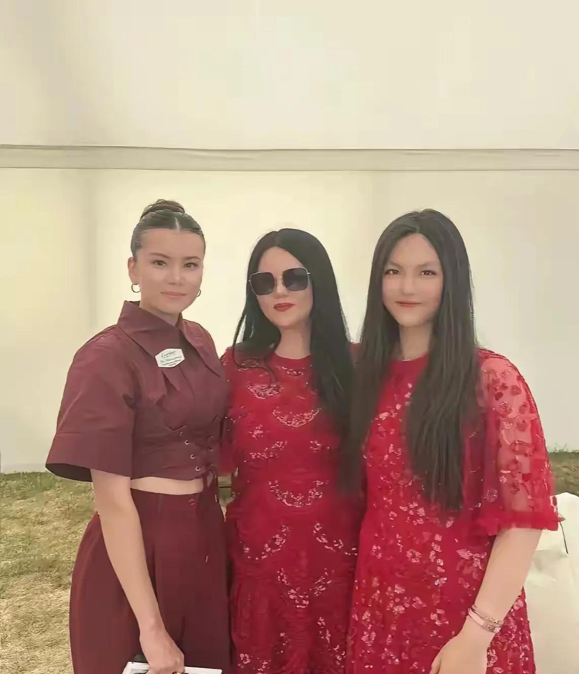 好像看到两个“李湘”呀！
看来李湘真是想让女儿快快长大，然后说不定进入欧美影视圈