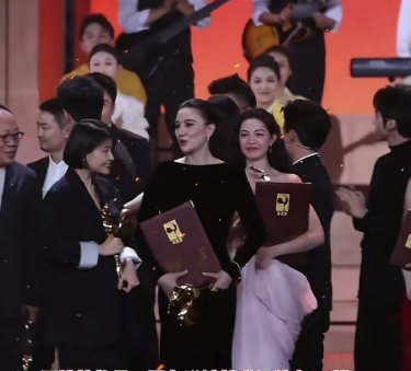 钟楚曦金鸡奖小碎步抢C位，有野心可以理解，没礼貌招人烦