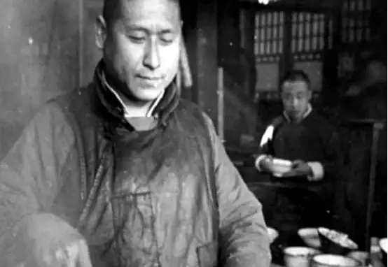1949年，代号“608”的地下党，因唯一的交通员病逝，和党组织失联。这时，他想