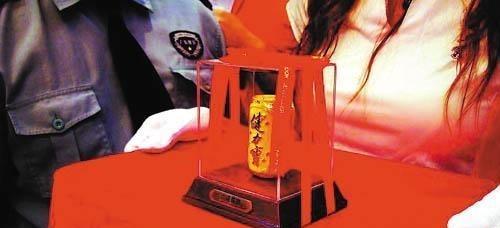 1992年巴塞罗那奥运会上结束后，柔道冠军庄晓岩收到健力宝集团赠送的“纯金易拉罐