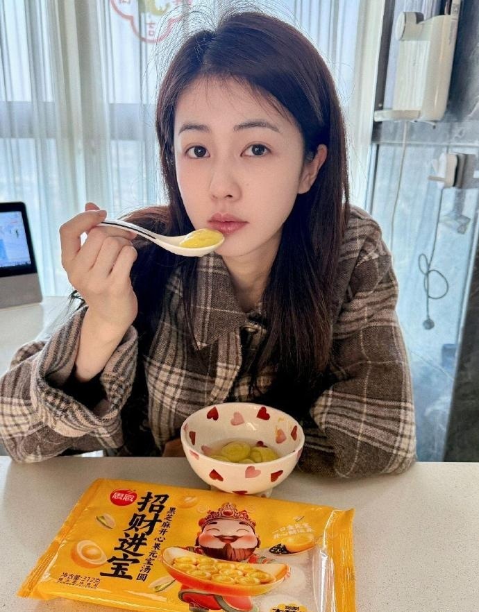 白鹿素颜真的没人说吗？这皮肤白的好夸张 ​​​